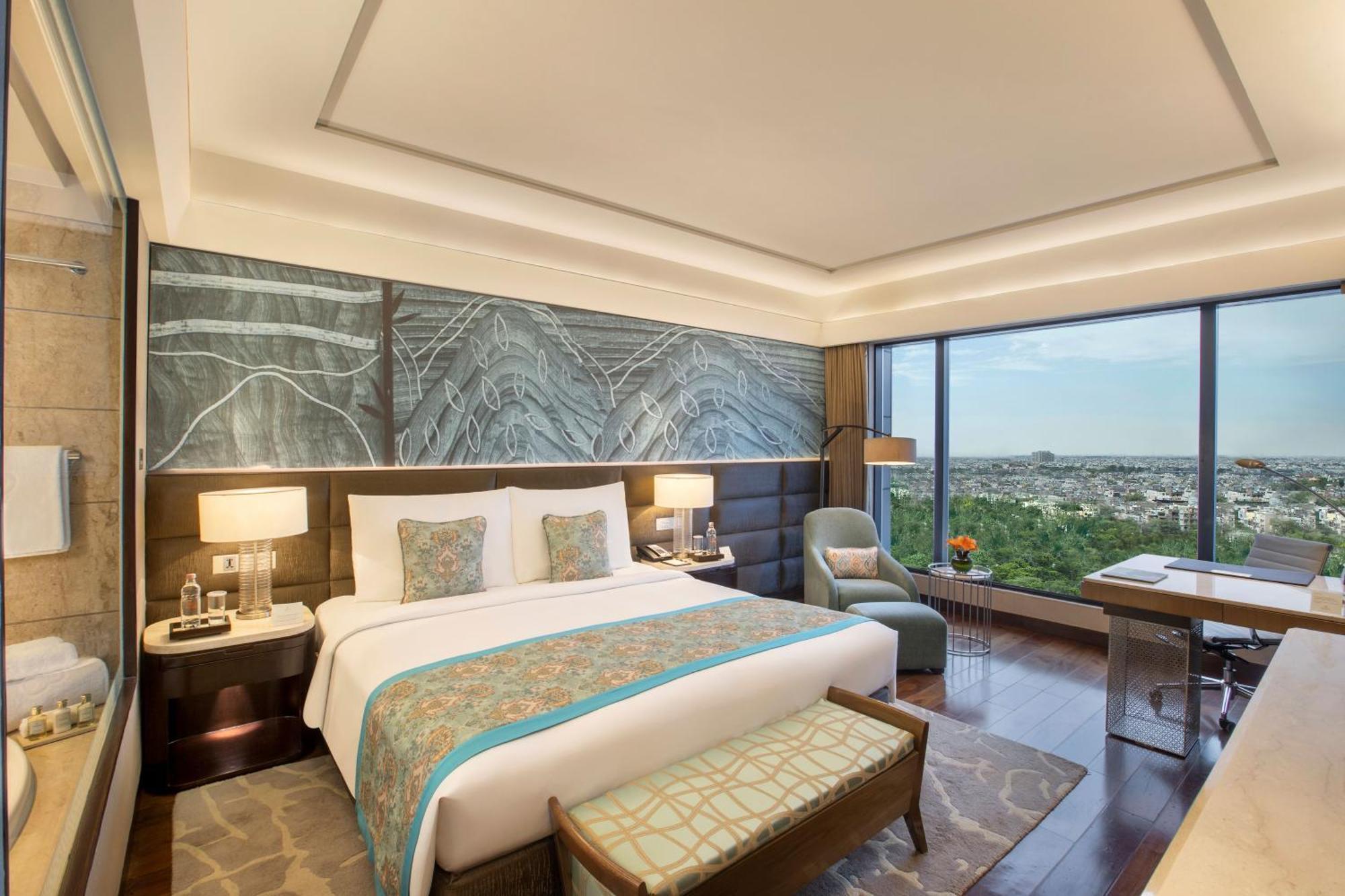 The Leela Ambience Convention Hotel Delhi Nowe Delhi Zewnętrze zdjęcie A room at the Taj Mahal Palace