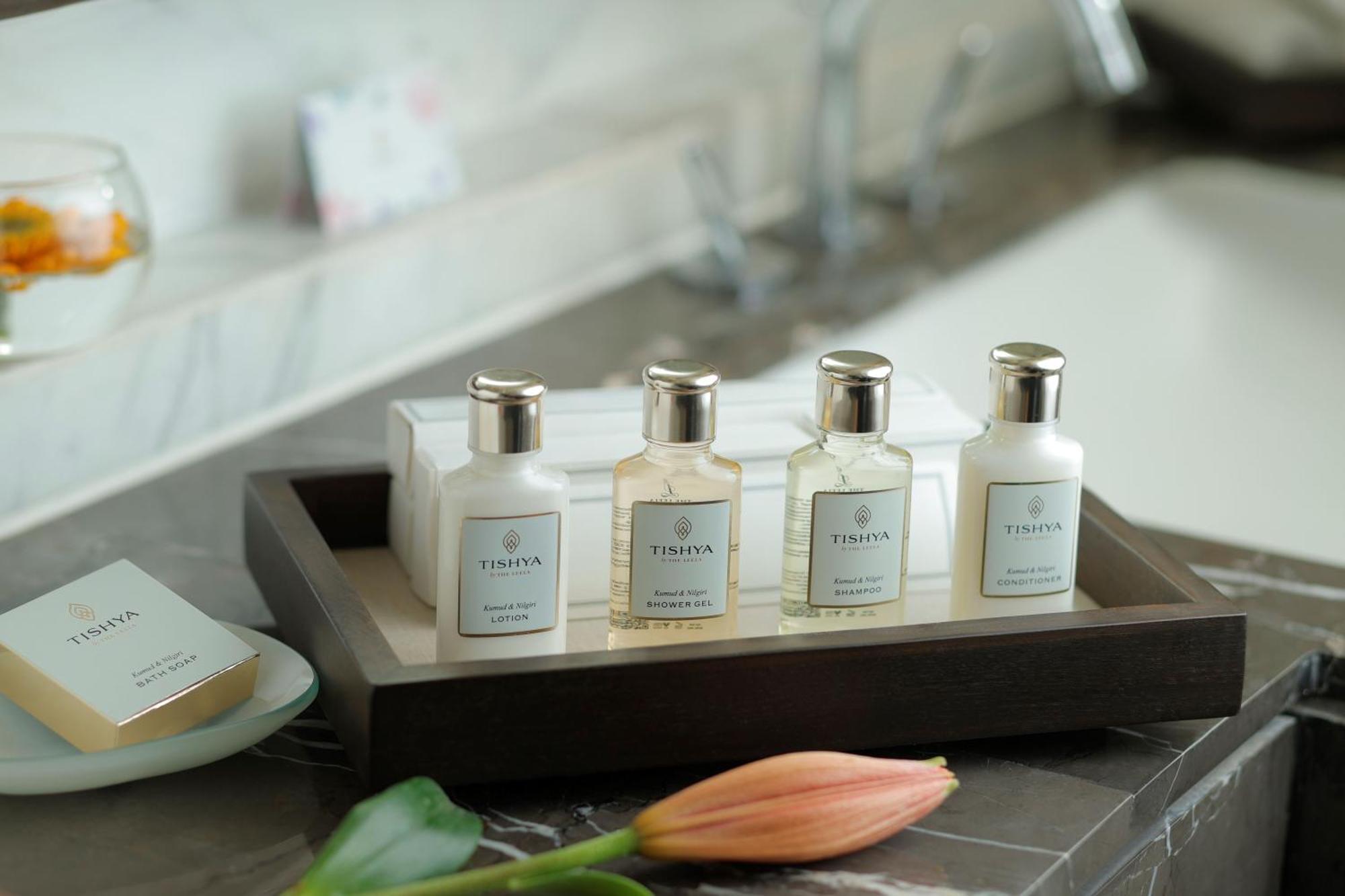The Leela Ambience Convention Hotel Delhi Nowe Delhi Zewnętrze zdjęcie A selection of toiletries by ESPA