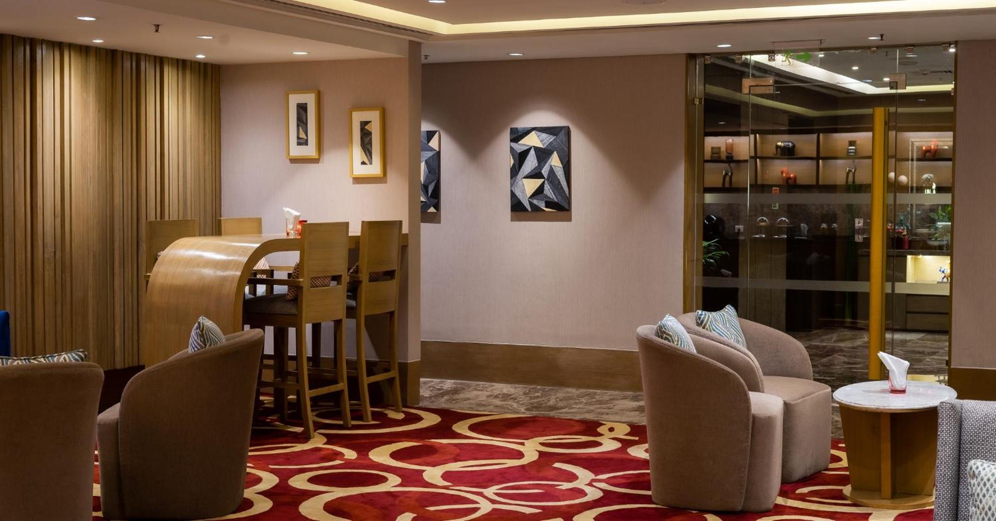 The Leela Ambience Convention Hotel Delhi Nowe Delhi Zewnętrze zdjęcie The interior of the lounge