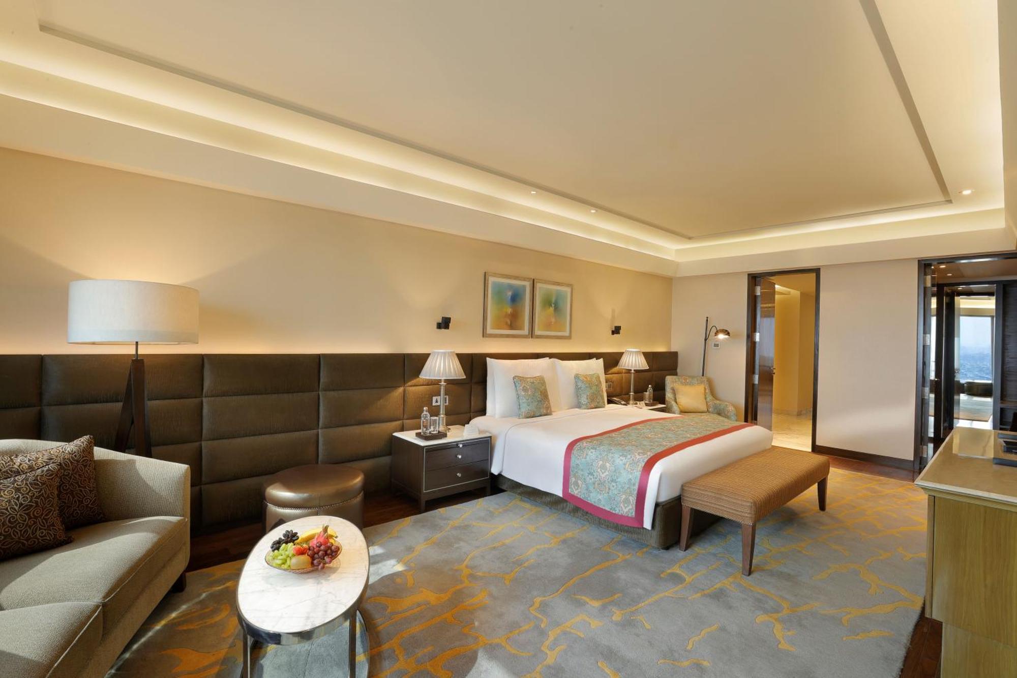 The Leela Ambience Convention Hotel Delhi Nowe Delhi Zewnętrze zdjęcie A suite at the hotel