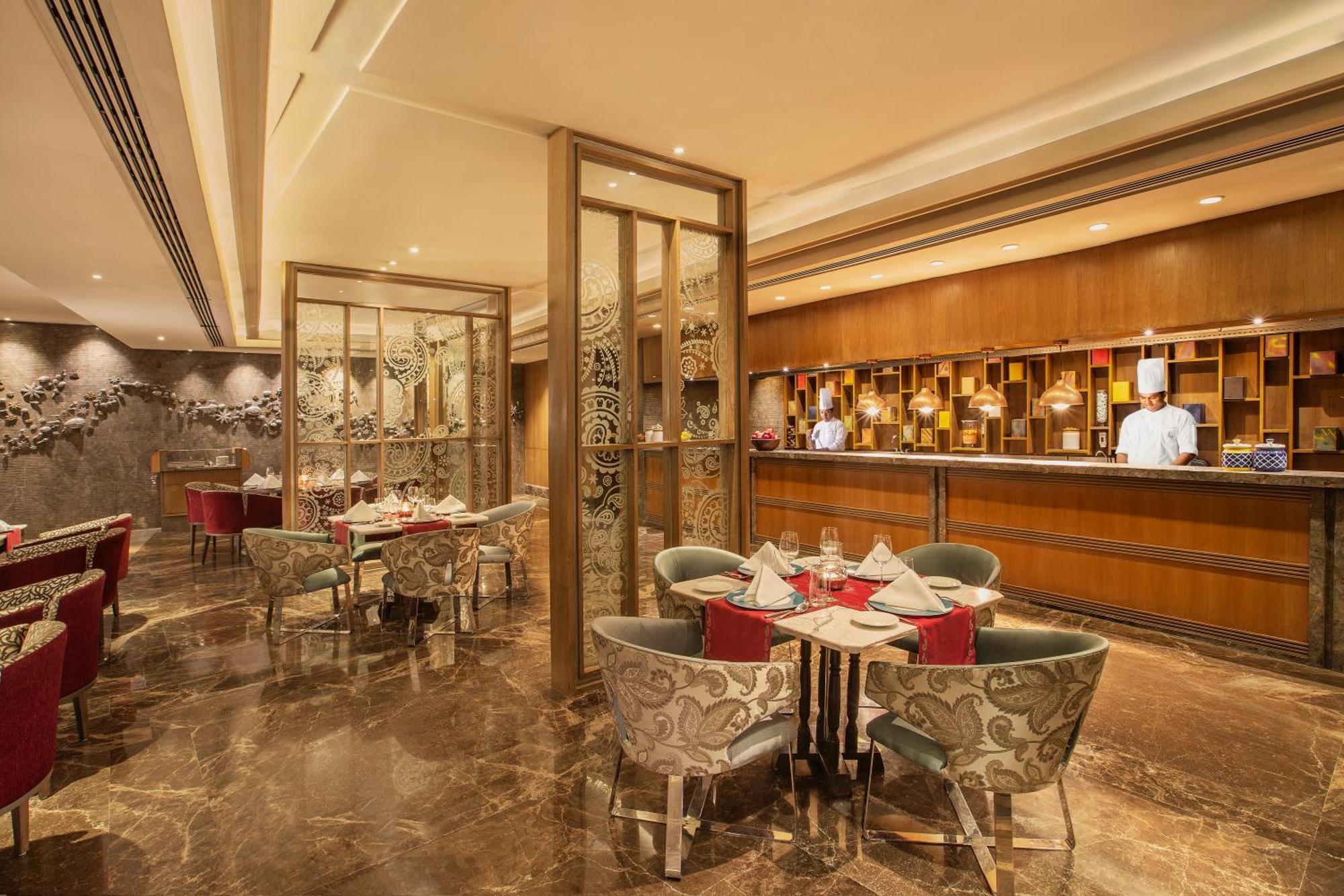 The Leela Ambience Convention Hotel Delhi Nowe Delhi Zewnętrze zdjęcie The Bar