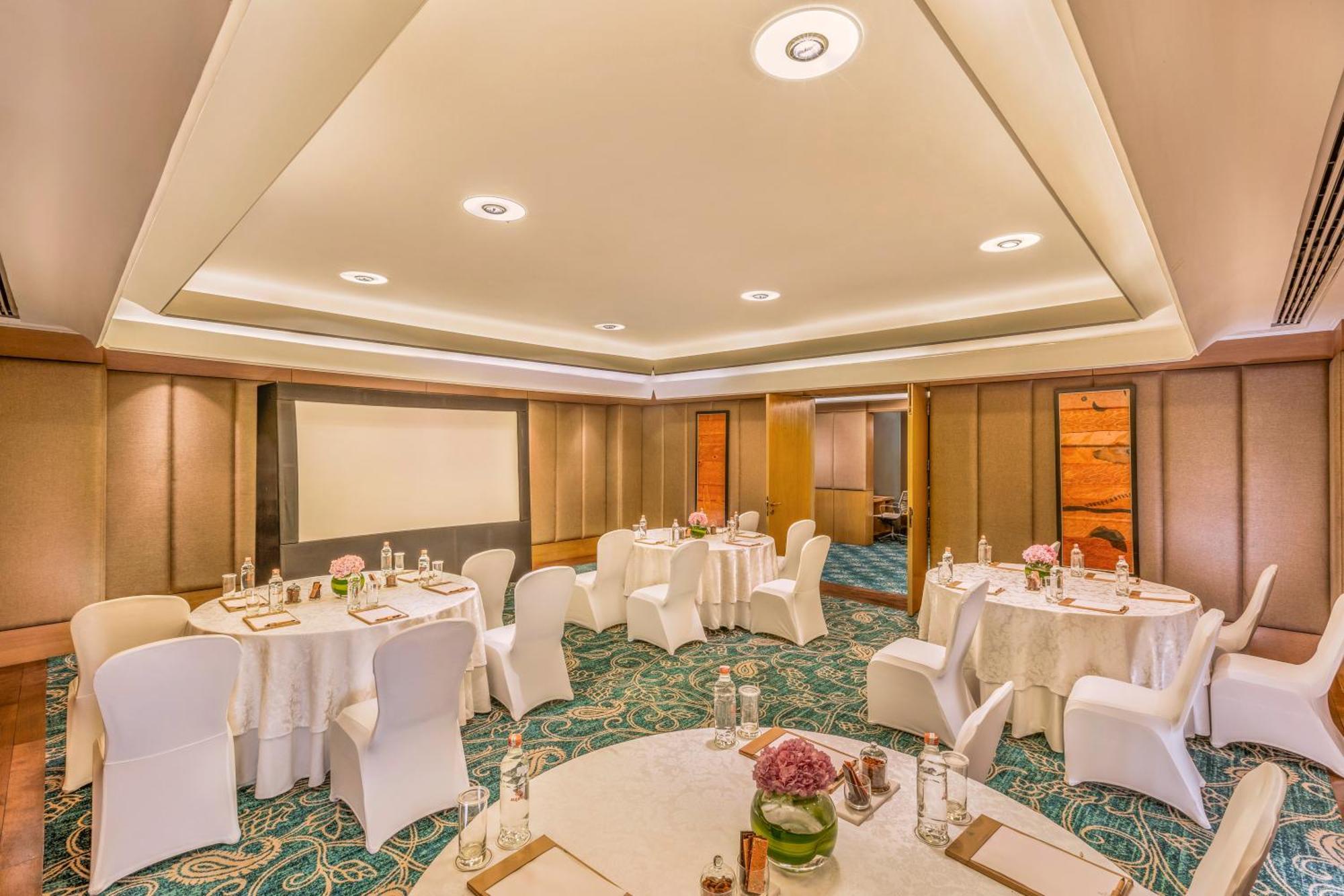 The Leela Ambience Convention Hotel Delhi Nowe Delhi Zewnętrze zdjęcie The Royal