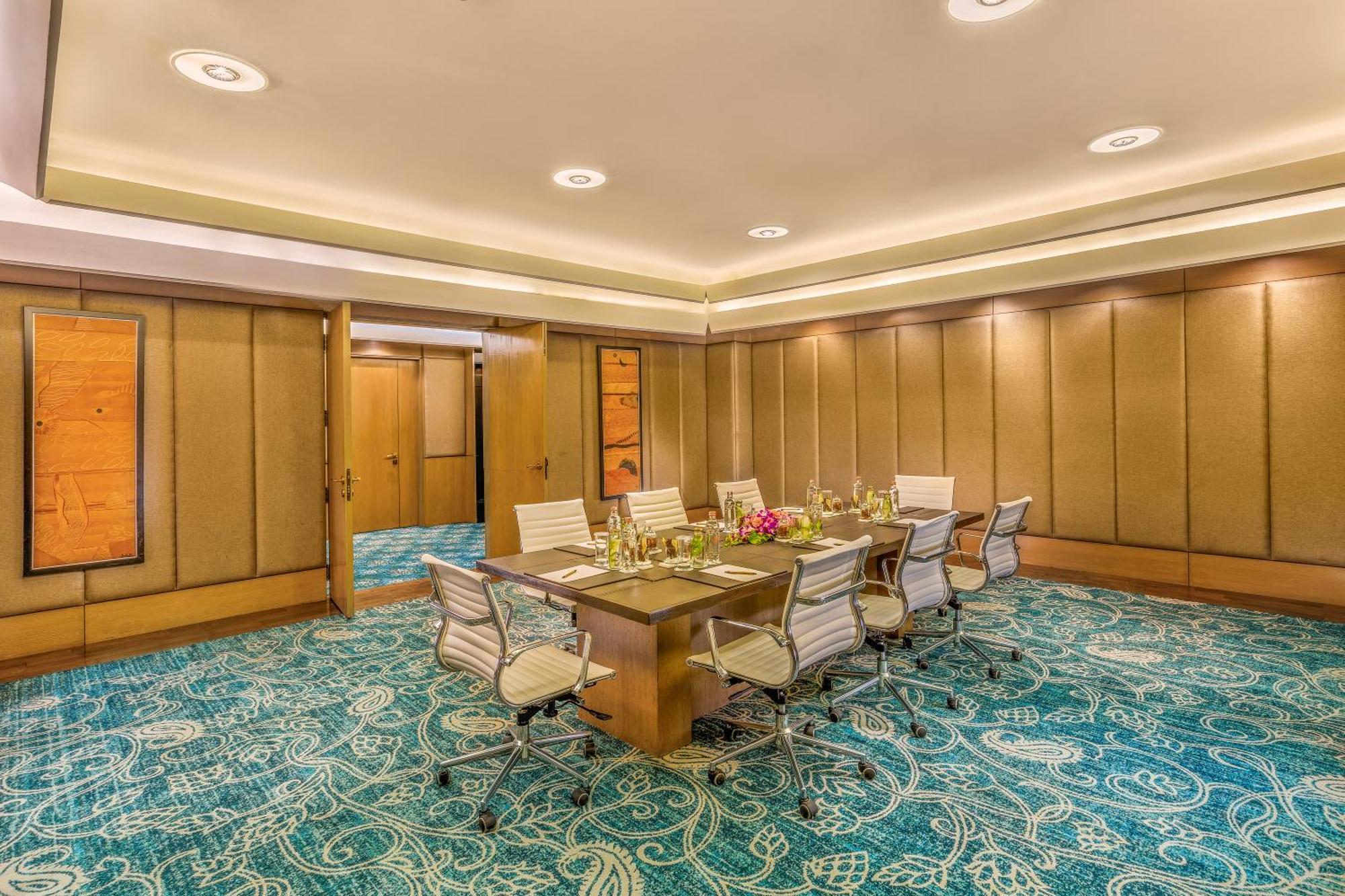 The Leela Ambience Convention Hotel Delhi Nowe Delhi Zewnętrze zdjęcie Meeting room at the hotel