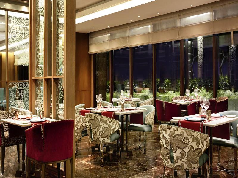 The Leela Ambience Convention Hotel Delhi Nowe Delhi Zewnętrze zdjęcie The restaurant