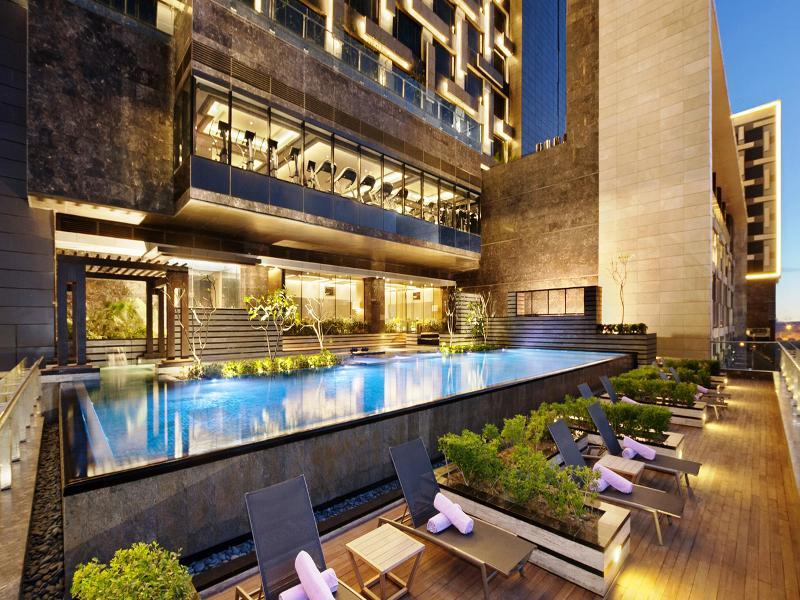 The Leela Ambience Convention Hotel Delhi Nowe Delhi Zewnętrze zdjęcie The swimming pool at the hotel