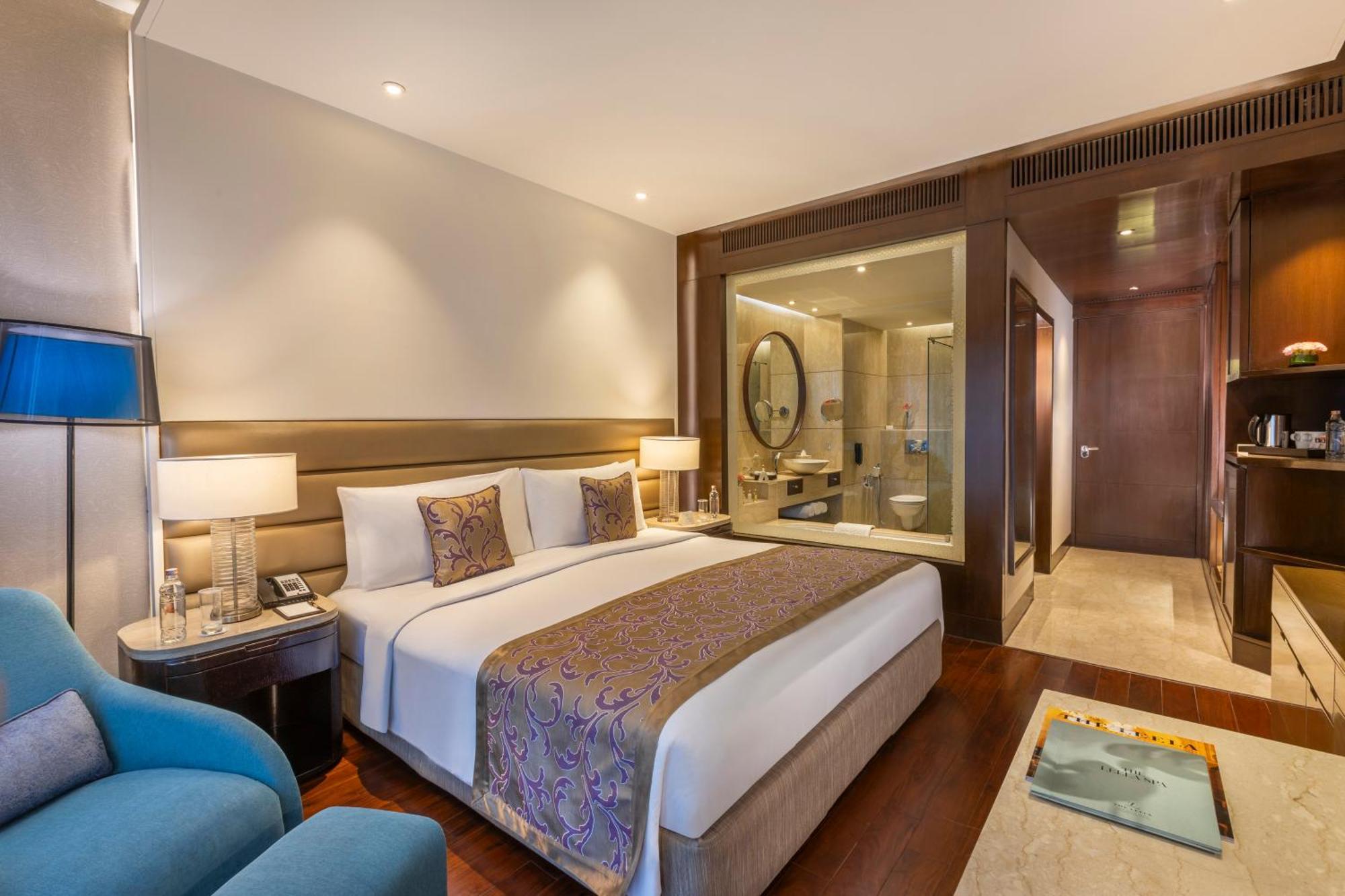 The Leela Ambience Convention Hotel Delhi Nowe Delhi Zewnętrze zdjęcie A room at the Taj Bengal