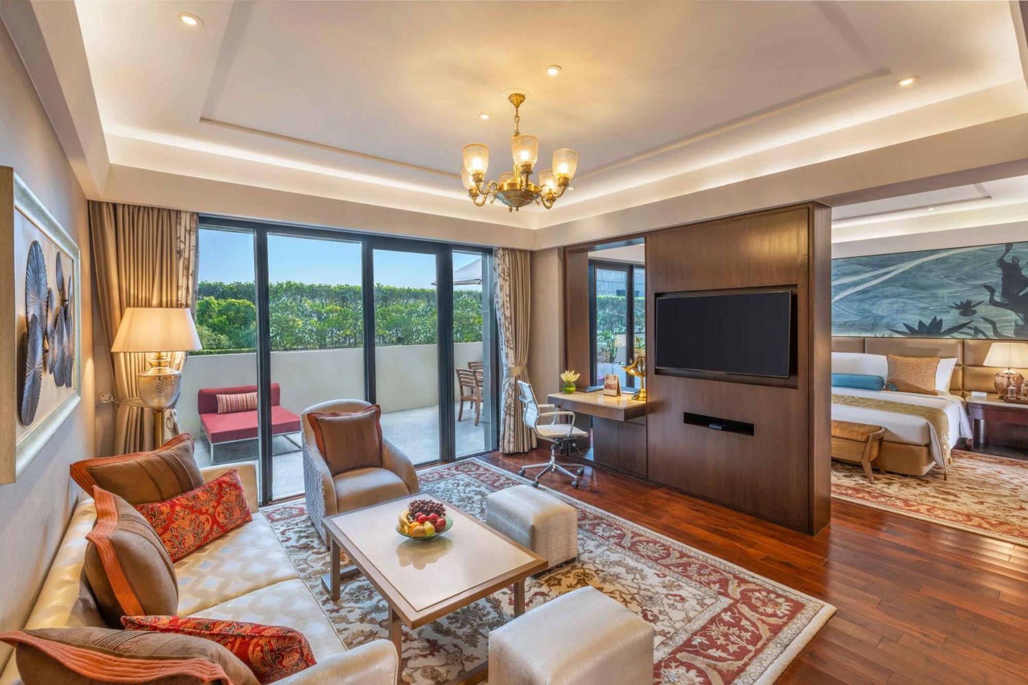 The Leela Ambience Convention Hotel Delhi Nowe Delhi Zewnętrze zdjęcie Suite at The Oberoi, Mumbai