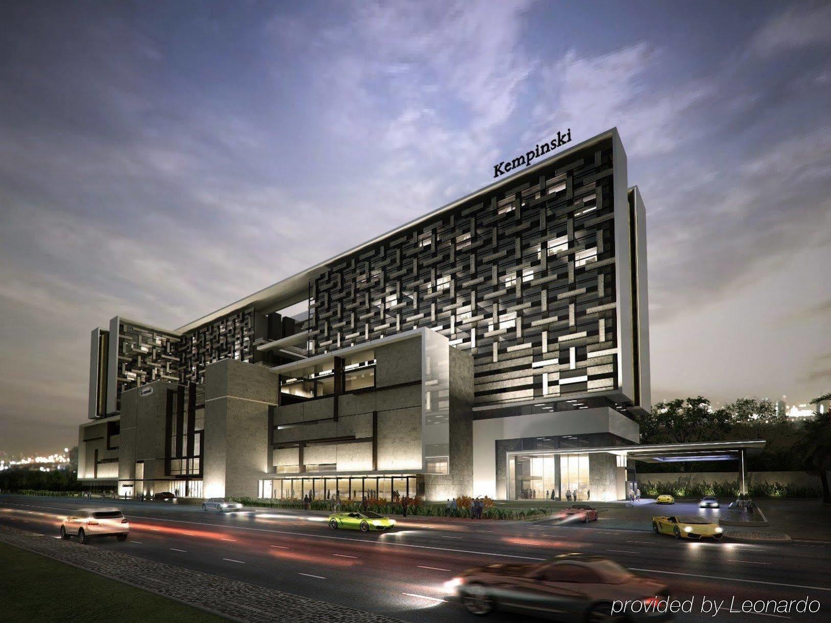 The Leela Ambience Convention Hotel Delhi Nowe Delhi Zewnętrze zdjęcie The hotel in 2012
