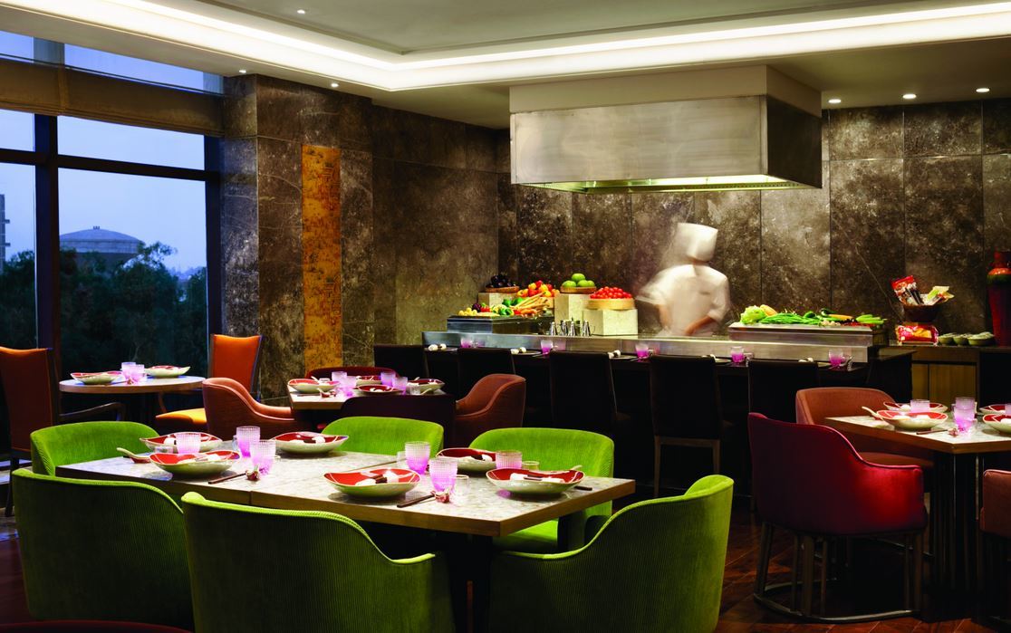 The Leela Ambience Convention Hotel Delhi Nowe Delhi Zewnętrze zdjęcie The restaurant