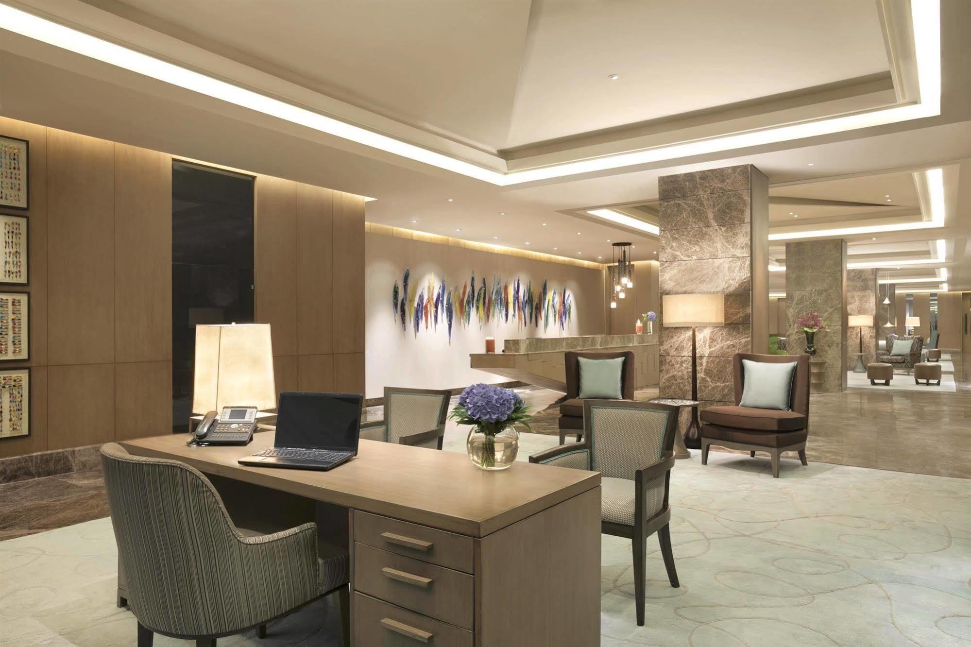 The Leela Ambience Convention Hotel Delhi Nowe Delhi Zewnętrze zdjęcie The Concierge