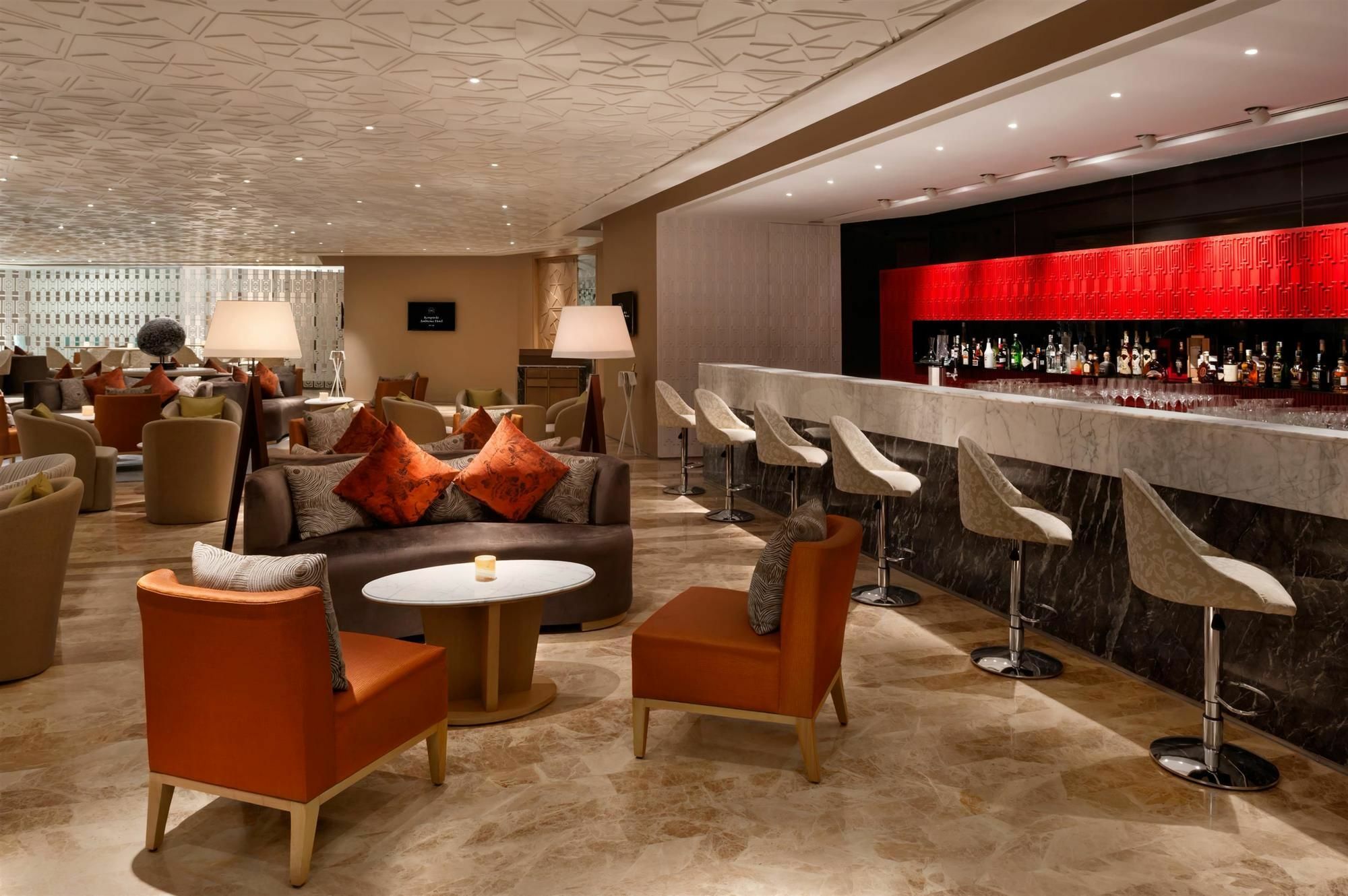 The Leela Ambience Convention Hotel Delhi Nowe Delhi Zewnętrze zdjęcie The bar at the lounge